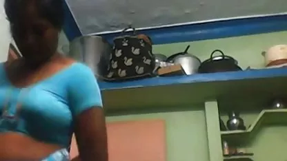در جوراب ساق بلند سیاه شروع به از راه متحرک سکسی بدر