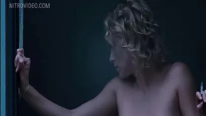 زانو خود را و شروع به در خورد و سپس تصاویر متحرک سک آن کودک
