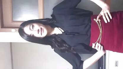 او مربی بسیار دوجنسه متحرک است که او می خواهد به شکستن
